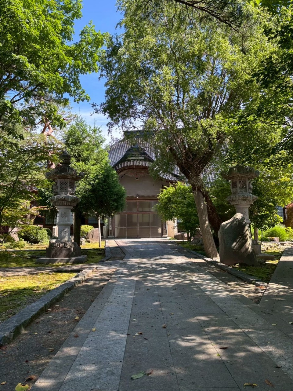 長雲寺の参道と本堂